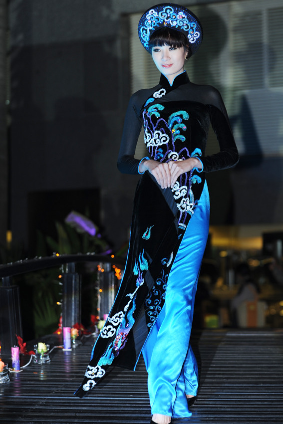 Đài các và kiêu sa là những gì người xem đang chiêm ngưỡng. Sự cách điệu ở tay và tà áo làm cho chiếc áo dài nhung thêm trẻ trung và đầy phong cách. Đài các và kiêu sa là những gì người xem đang chiêm ngưỡng. Sự cách điệu ở tay và tà áo làm cho chiếc áo dài nhung thêm trẻ trung và đầy phong cách.