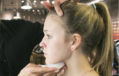 Bước 1: Rửa mặt sạch sẽ. Điều quan trọng đầu tiên các bạn gái cần lưu ý khi trang điểm là giữ làn da thật sạch bằng cách loại bỏ mọi bụi bẩn và chất nhờn.