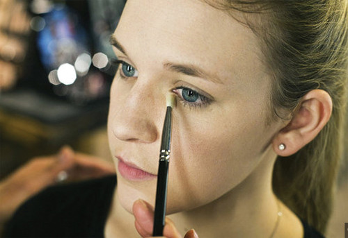 Bước 6: Tiếp đến là khâu sử dụng kem che khuyết điểm, bắt đầu với vùng da dưới mắt (đây là khu vực dễ bị bự phấn).