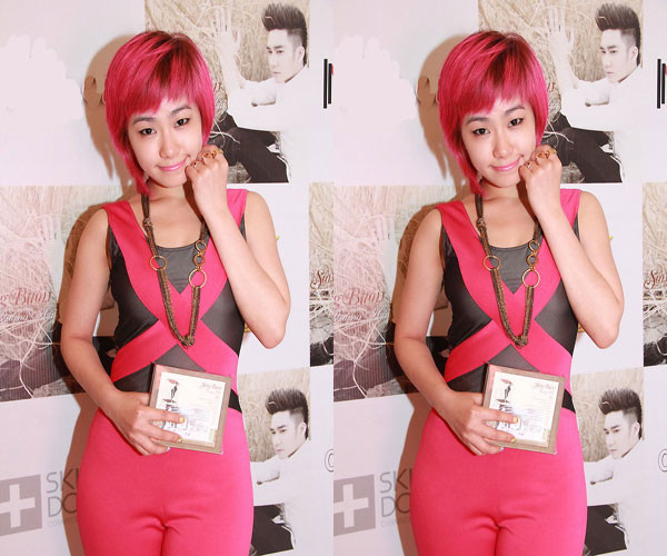 Diện nguyên một cây hồng rực trên người kèm theo mái tóc nhuộm cùng màu, cô ca sĩ Quên cách yêu nghiễm nhiên là nhân vật nổi bật nhất của cuộc họp báo, bất chấp hàng loạt ngôi sao khác tới tham gia Diện nguyên một cây hồng rực trên người kèm theo mái tóc nhuộm cùng màu, cô ca sĩ Quên cách yêu nghiễm nhiên là nhân vật nổi bật nhất của cuộc họp báo, bất chấp hàng loạt ngôi sao khác tới tham gia