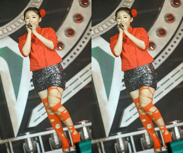 Những chiếc váy vốn không được bắt mắt lại càng trở nên xấu xí khi kết hợp quần rách rưới, hở hang Những chiếc váy vốn không được bắt mắt lại càng trở nên xấu xí khi kết hợp quần rách rưới, hở hang