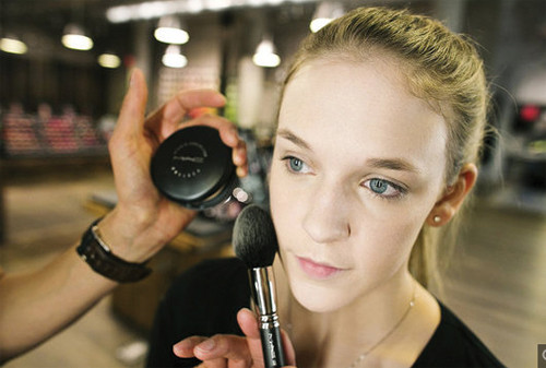 Bước 8: Hoàn thành các bước trang điểm bằng cách dặm một ít phấn bột lên mặt. Phấn bột có tác dụng làm giảm độ sáng bóng của da.