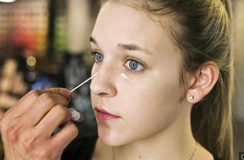 Bước 2: Để có làn da khỏe mạnh và rạng rỡ hơn, trước khi đánh phấn nền, bạn nên thoa một chút kem dưỡng ẩm và kem dưỡng vùng da xung quanh mắt.