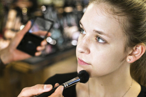 Bước 3: Tiếp theo dặm vừa đủ một chút kem lót.