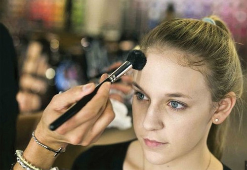 Bước 5: Dùng chổi trang điểm chấm đều phấn nền lên mặt (tuyệt đối không quét mạnh như nhiều người vẫn làm). Với động tác này, bạn sẽ kiểm soát được mức độ phần, tránh bị đóng cục một chỗ.