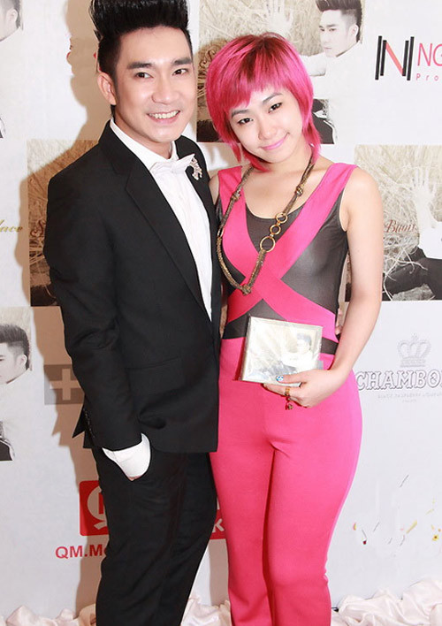 Màu tóc cô lựa chọn bị cho là sến sẩm, nửa mùa. Màu tóc cô lựa chọn bị cho là sến sẩm, nửa mùa.