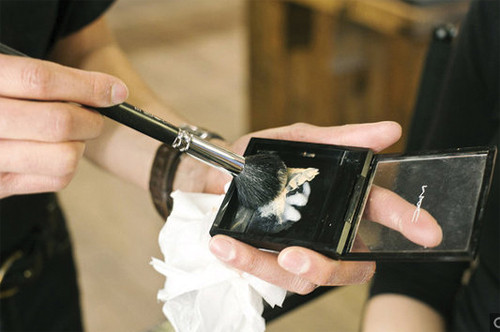 Bước 4: Pha trộn phấn nền và kem dưỡng ẩm để tạo thành một hợp chất mềm mịn. Khi pha trộn, bạn có thể dùng chổi hoặc trực tiếp bằng ngón tay đều được.