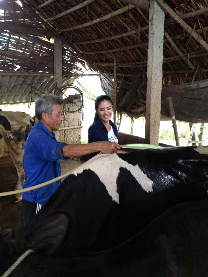 Hoa hậu hào hứng với công việc nhà nông.