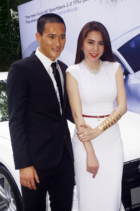 5. Thủy Tiên - Công Vinh Trải qua nhiều sóng gió, Công Vinh - Thủy Tiên đã chứng minh giữa hai người tồn tại tình yêu đích thực và sự chân thành. Một anh chàng cầu thủ khỏe khoắn, phong trần như một chỗ dựa vững chãi cho nàng ca sĩ mỏng manh, nữ tình và nhẹ nhàng. 5. Thủy Tiên - Công Vinh Trải qua nhiều sóng gió, Công Vinh - Thủy Tiên đã chứng minh giữa hai người tồn tại tình yêu đích thực và sự chân thành. Một anh chàng cầu thủ khỏe khoắn, phong trần như một chỗ dựa vững chãi cho nàng ca sĩ mỏng manh, nữ tình và nhẹ nhàng.