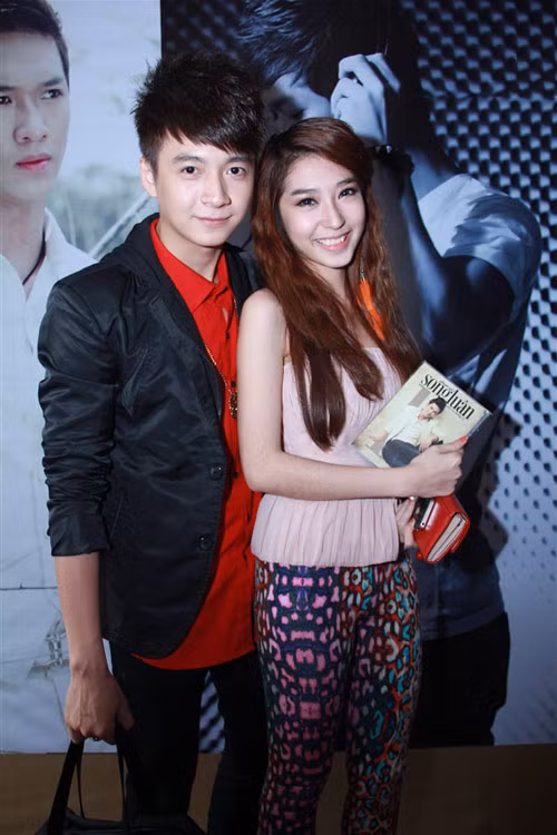 2. Ngô Kiến Huy - Khổng Tú Quỳnh Tình yêu đã gõ cửa với hai ca sĩ này khi hợp tác chung trong một dự án phim. Cặp đôi này đem đến cảm giác ngọt ngào, trẻ trung từ phong cách âm nhạc đến gu ăn mặc.