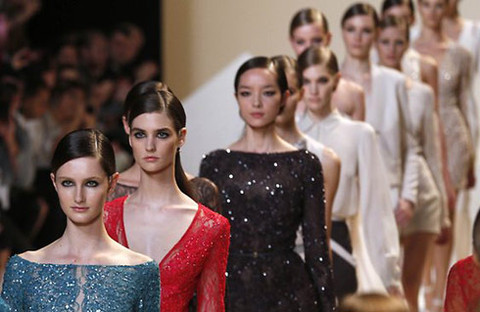 Show diễn Elie Saab kết lại mùa thời trang Xuân Hè 2013. Ảnh: AFP.