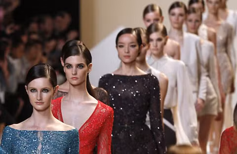 Show diễn Elie Saab kết lại mùa thời trang Xuân Hè 2013. Ảnh: AFP.