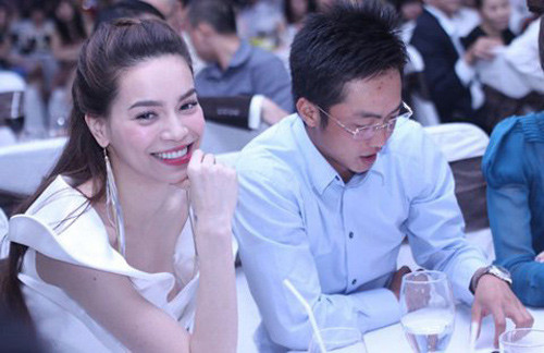 7. Hồ Ngọc Hà - Cường Đô la Nhắc đến thời trang của Hồ Ngọc Hà có lẽ ai cũng biết và thán phục với gu thẩm mỹ cực đỉnh của cô nàng. Nữ ca sĩ "Tìm lại giấc mơ" khi lại nồng nàn như một quý bà, lúc lại sexy bốc lửa hay trẻ trung. Còn Cường đô la luôn tỏ ra lịch lãm - phong thái của một doanh nhân thành đạt. 7. Hồ Ngọc Hà - Cường Đô la Nhắc đến thời trang của Hồ Ngọc Hà có lẽ ai cũng biết và thán phục với gu thẩm mỹ cực đỉnh của cô nàng. Nữ ca sĩ "Tìm lại giấc mơ" khi lại nồng nàn như một quý bà, lúc lại sexy bốc lửa hay trẻ trung. Còn Cường đô la luôn tỏ ra lịch lãm - phong thái của một doanh nhân thành đạt.