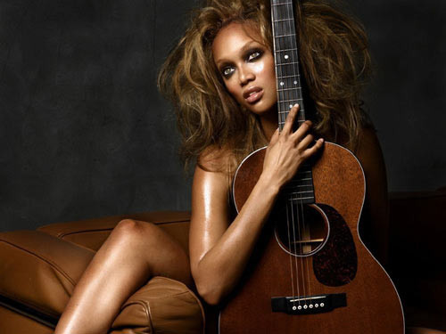 Cô là người đẹp Mỹ gốc Phi đầu tiên được chọn làm gương mặt trang bìa cho tạp chí GQ và Sports Illustrated Swimsuit Issue - hai tạp chí danh tiếng dành cho phái mạnh của nước Mỹ. "Người phụ nữ quyền lực" của làng thời trang Tyra Banks cũng là người mẫu gốc Phi đầu tiên lên bìa catalog của Victoria's Secret (năm 1997), và trở thành một trong những "thiên thần" đời đầu của hãng nội y danh tiếng nhất thế giới .