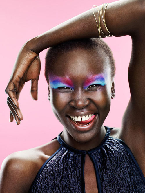 Alek Wek Alek Wek (1977) là người mẫu Anh gốc Sudan. Sinh ra ở một đất nước châu Phi, nhưng năm 1991, Alek và các thành viên trong gia đình phải lẩn trốn sang Anh để thoát khỏi cuộc nội chiến đẫm máu đang diễn ra tại quê nhà. Được phát hiện và ươm mầm tài năng từ khi mới 18 tuổi (năm 1995), Alek Wek nhanh chóng thu hút được sự chú ý nhờ vẻ bề ngoài mạnh mẽ và cá tính.