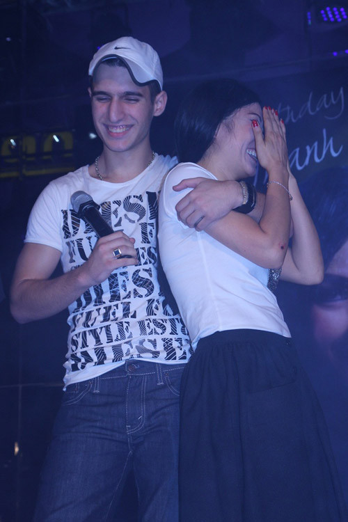 Bạn nhảy của Phương Thanh xuất hiện tại sinh nhật chị. Ivan được rất nhiều fan của Phương Thanh yêu quý bởi gương mặt mang nét trẻ thơ và sự thân thiện. Dù là chàng 'phi công trẻ', Ivan vẫn không 'thoát' khỏi tin đồn anh và chị Chanh đang có tình cảm riêng. Trong khi Phương Thanh liên tục đùa vui: 'Người ta yêu nhau thiệt mà', thì Ivan cũng không ngại thể hiện tình cảm với chị rằng 'Anh yêu em' bằng tiếng Bun-ga-ri. Bạn nhảy của Phương Thanh xuất hiện tại sinh nhật chị. Ivan được rất nhiều fan của Phương Thanh yêu quý bởi gương mặt mang nét trẻ thơ và sự thân thiện. Dù là chàng 'phi công trẻ', Ivan vẫn không 'thoát' khỏi tin đồn anh và chị Chanh đang có tình cảm riêng. Trong khi Phương Thanh liên tục đùa vui: 'Người ta yêu nhau thiệt mà', thì Ivan cũng không ngại thể hiện tình cảm với chị rằng 'Anh yêu em' bằng tiếng Bun-ga-ri.