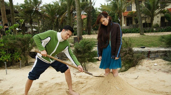 Khải Anh làm mặt nguy hiểm và chôn chân Đan Lê. Khải Anh làm mặt nguy hiểm và chôn chân Đan Lê.