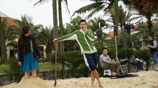 Cả hai vợ chồng Đan Lê và Khải Anh cùng tham gia vào bộ phim mới này. Trong lúc nghỉ ngơi, cặp vợ chồng trẻ có những giây phút hết sức tinh nghịch, nhí nhố. Cả hai vợ chồng Đan Lê và Khải Anh cùng tham gia vào bộ phim mới này. Trong lúc nghỉ ngơi, cặp vợ chồng trẻ có những giây phút hết sức tinh nghịch, nhí nhố.