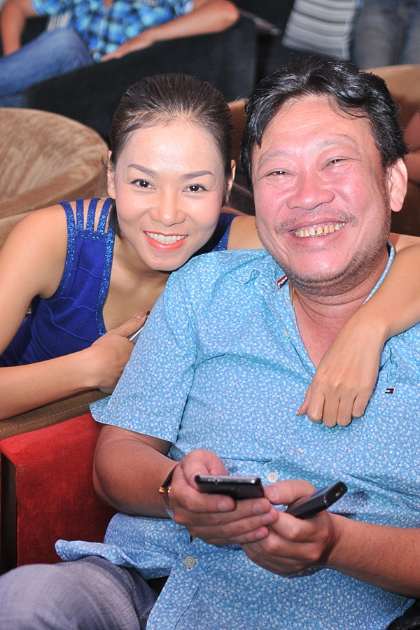 Nhưng ngay sau đó đã có thể chụp ảnh rất vui vẻ của nhạc sỹ Lê Quang. Nhưng ngay sau đó đã có thể chụp ảnh rất vui vẻ của nhạc sỹ Lê Quang.