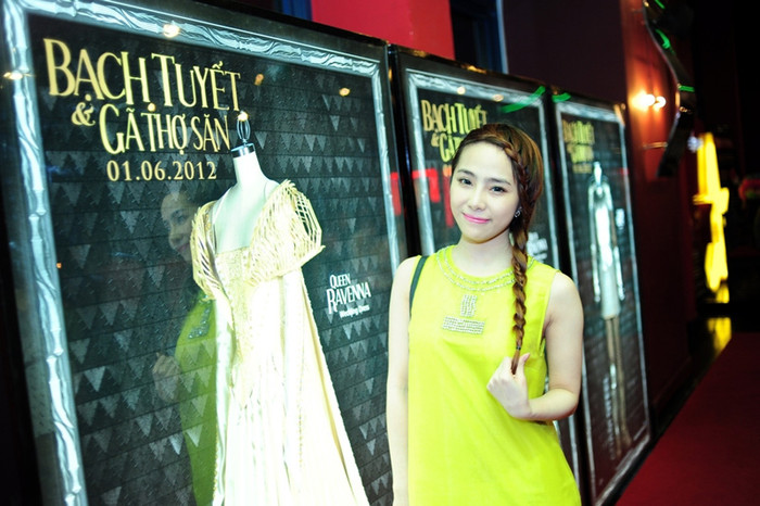 Quỳnh Nga diện chiếc váy đơn giản nhưng tôn được làn da trắng.