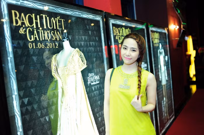 Quỳnh Nga diện chiếc váy đơn giản nhưng tôn được làn da trắng.