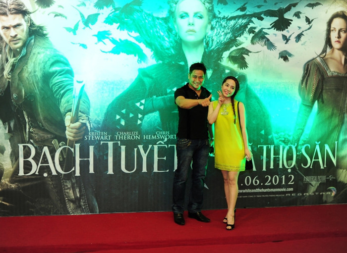 Từ khi lấy vợ, sinh con, Minh Tiệp thường giữ hình ảnh không quá thân thiết với các người đẹp khi tham dự sự kiện.