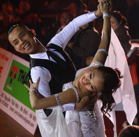 Chí Anh hơn Nhã Khanh khá nhiều tuổi nhưng cặp đôi này lại hết sức tâm đầu ý hợp..