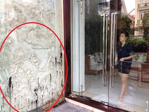 Tường nhà Phước Sang bị các chủ nợ khủng bố bằng dầu hắc... Tường nhà Phước Sang bị các chủ nợ khủng bố bằng dầu hắc...