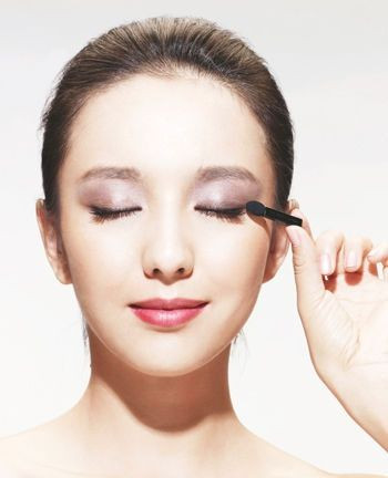 Tạo điểm nhấn ở đuôi mắt bằng phấn màu xanh tím lavender. Sau đó, tán một lớp thật mỏng vào vùng bầu mắt còn lại để tạo sự chuyển màu mềm mại, tự nhiên.