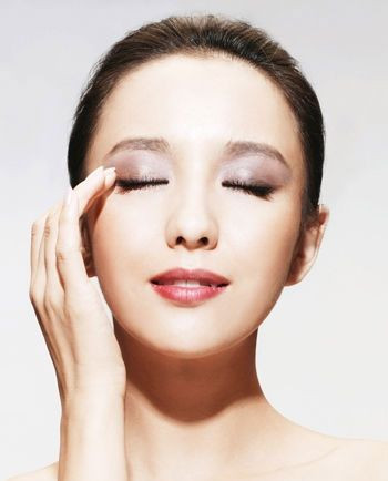 Tán một lớp phấn mắt màu vàng nâu nhũ lên toàn bộ bầu mắt. Bạn dùng ngón tay để dặm phấn sẽ giúp phấn bám lâu trên da hơn.