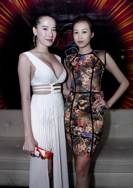 Top 15 Hoa hậu siêu Quốc gia 2009 - Chung Thục Quyên cũng khiến người xung quanh không thể rời mắt khi để lộ đôi gò bồng đảo căng tròn trong tiệc sinh nhật của mình khi diện chiếc váy trắng xẻ cổ sâu. Top 15 Hoa hậu siêu Quốc gia 2009 - Chung Thục Quyên cũng khiến người xung quanh không thể rời mắt khi để lộ đôi gò bồng đảo căng tròn trong tiệc sinh nhật của mình khi diện chiếc váy trắng xẻ cổ sâu.