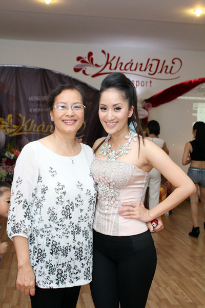 Trong tiệc sinh nhật của mình (22/3) vừa qua, 'nữ hoàng dancesport' Khánh Thy đã rất hạnh phúc khi có hàng trăm học sinh cùng phụ huynh, bạn bè, đồng nghiệp tới chúc mừng. Cô buộc tóc cao, trang điểm nhẹ nhàng, mặc chiếc áo quây và quần leggings đen, tạo điểm nhấn với vòng cổ độc đáo. Với những bạn gái vai ngang, to, thô hay cánh tay gầy gò, áo quây không phải lựa chọn hợp lý nhưng nếu biết cách đánh lạc hướng sự chú ý của người đối diện bằng phụ kiện 'bắt mắt', bạn vẫn có thể diện. Trong tiệc sinh nhật của mình (22/3) vừa qua, 'nữ hoàng dancesport' Khánh Thy đã rất hạnh phúc khi có hàng trăm học sinh cùng phụ huynh, bạn bè, đồng nghiệp tới chúc mừng. Cô buộc tóc cao, trang điểm nhẹ nhàng, mặc chiếc áo quây và quần leggings đen, tạo điểm nhấn với vòng cổ độc đáo. Với những bạn gái vai ngang, to, thô hay cánh tay gầy gò, áo quây không phải lựa chọn hợp lý nhưng nếu biết cách đánh lạc hướng sự chú ý của người đối diện bằng phụ kiện 'bắt mắt', bạn vẫn có thể diện.