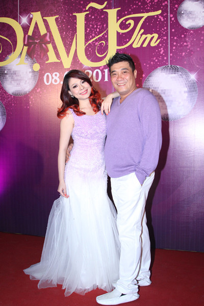 Trong đêm 'Dạ tiệc tím' (ngày 8/3), nữ ca sĩ Thanh Thảo đã đón tuổi mới trong vòng tay của người thân, bạn bè và fan. Cô chọn những bộ trang phục cùng tông màu với tên buổi tiệc. Bộ cánh diêm dúa màu tím nhạt khiến Thanh Thảo trông giống như một nàng công chúa trong các câu chuyện cổ tích. Trong đêm 'Dạ tiệc tím' (ngày 8/3), nữ ca sĩ Thanh Thảo đã đón tuổi mới trong vòng tay của người thân, bạn bè và fan. Cô chọn những bộ trang phục cùng tông màu với tên buổi tiệc. Bộ cánh diêm dúa màu tím nhạt khiến Thanh Thảo trông giống như một nàng công chúa trong các câu chuyện cổ tích.