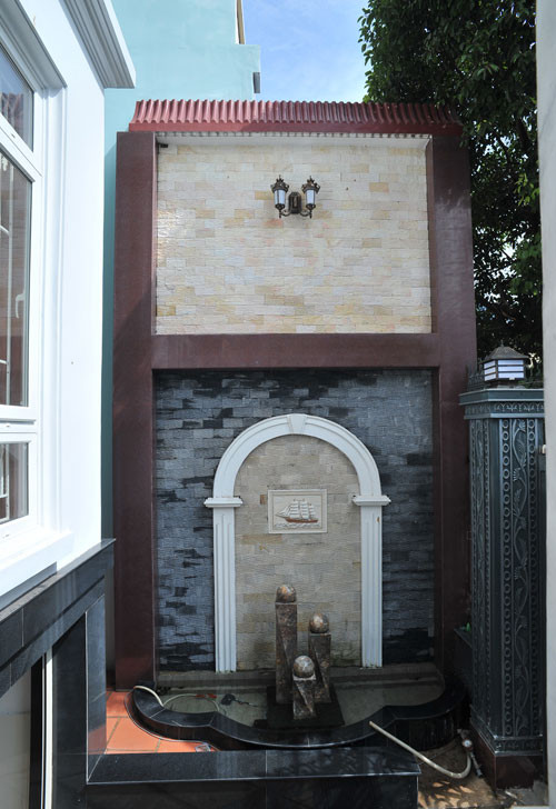 Trang Nhung tham dự Liên hoan tiếng hát truyền hình toàn quốc năm 1999, cô cùng Hồ Quỳnh Hương là hai giọng ca được chú ý và cùng được đặc cách vào học tại trường Cao đẳng văn hóa nghệ thuật quân đội.