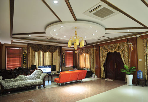 Nội thất trong nhà được chính tay vợ chồng cô chọn theo phong cách hoàng gia. Mỗi phòng được thiết kế và tô màu phù hợp cung mệnh và phong thủy của từng thành viên trong gia đình.