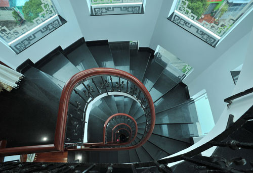 Chồng cô là Ngô Nhật Phương, một doanh nhân yêu nghệ thuật, cũng sáng tác nhạc họa và sẵn sàng đầu tư cho vợ những sản phẩm âm nhạc nghiêm túc. Trong chương trình Duyên dáng Việt Nam 25, với sự ủng hộ của chồng, Trang Nhung đã có màn trình diễn vô cùng ấn tượng với khán giả TP. HCM.