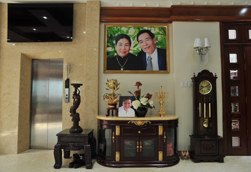 Căn biệt thư mới của gia đình Trang Nhung mới dọn về nằm ngay đường Cộng Hòa, quận Tân Bình, được xây dựng cầu kỳ với rất nhiều phòng, di chuyển bằng thang máy.