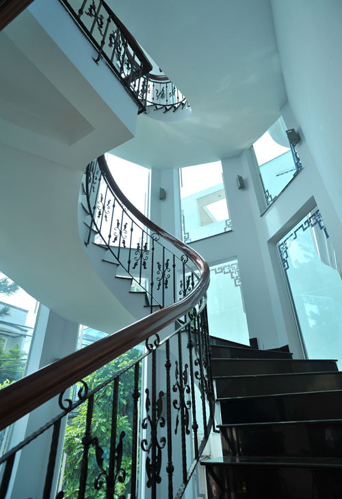 Trang Nhung và Ngô Nhật Phương đã có 4 người con. Dù có giọng hát trời phú nhưng cô lại chọn cách đứng sau lung chồng. Nữ ca sĩ đất mỏ thi thoảng mới đi hát vài chương trình ý nghĩa, cô chủ yếu ở nhà chăm sóc gia đình, dạy bảo con cái. Trong khi đó, Ngô Nhật Phương là cái tên quen thuộc trong giới kinh doanh.