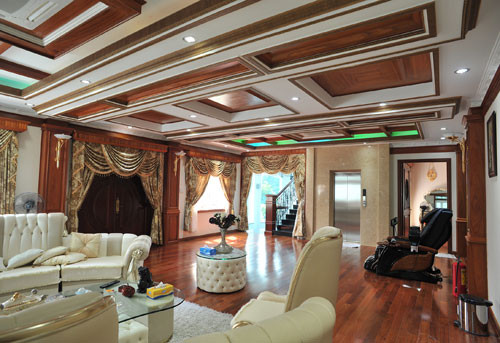 Đây là phòng thư giãn để mọi người hát karaoke nổi bật với bộ salon màu kem.