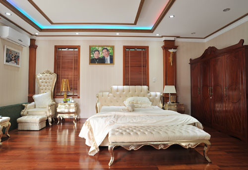 Một góc trong phòng riêng của bố mẹ chồng Trang Nhung được bày biện gọn gàng với màu trắng trẻ trung.