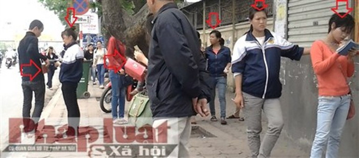 Sau đó 2 em bị chém đẹp 30.000đ/gói tăm. Biết bị lừa các em cũng không dám cự cãi bởi nhóm lừa đảo rất đông Ảnh: Quang Khởi Sau đó 2 em bị chém đẹp 30.000đ/gói tăm. Biết bị lừa các em cũng không dám cự cãi bởi nhóm lừa đảo rất đông Ảnh: Quang Khởi