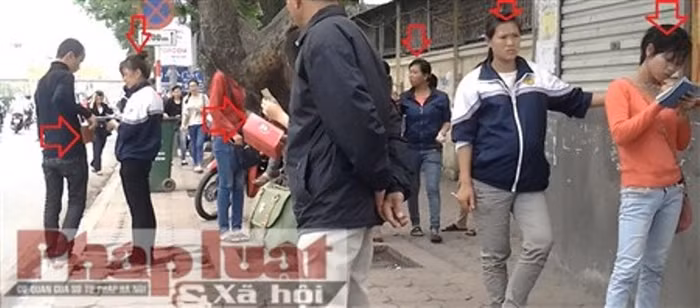 Sau đó 2 em bị chém đẹp 30.000đ/gói tăm. Biết bị lừa các em cũng không dám cự cãi bởi nhóm lừa đảo rất đông Ảnh: Quang Khởi