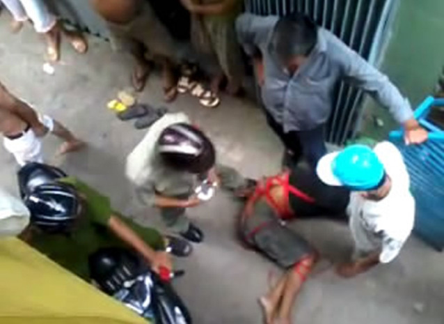 2 phút sau công an khu vực có mặt. 2 phút sau công an khu vực có mặt.