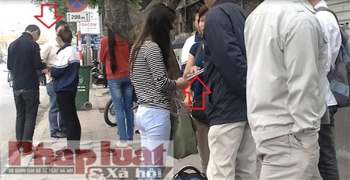 Xin chú ý 2 mũi tên đỏ, đó là 2 nạn nhân đang bị lừa ký vào sổ...Ảnh: Quang Khởi Xin chú ý 2 mũi tên đỏ, đó là 2 nạn nhân đang bị lừa ký vào sổ...Ảnh: Quang Khởi