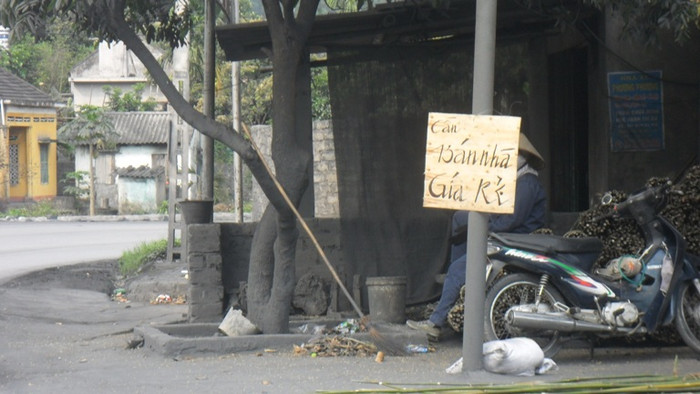 Người dân đồng loạt treo biển bán nhà để phản đối việc nhà máy xử lí rác thải bốc mùi hôi thối Người dân đồng loạt treo biển bán nhà để phản đối việc nhà máy xử lí rác thải bốc mùi hôi thối