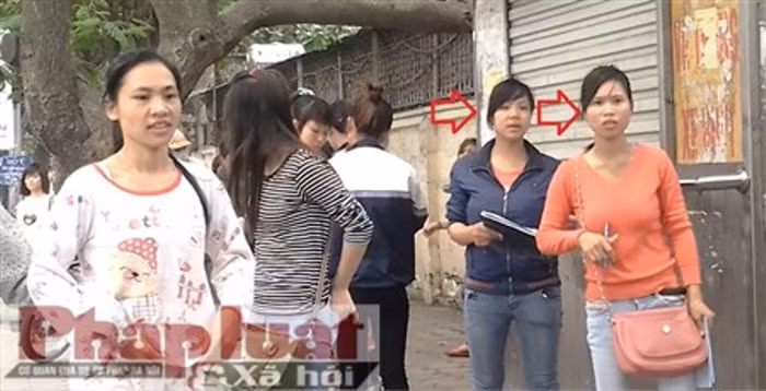 Trong khi ả tóc vàng hành sự, 2 ả còn lại tiếp tục "rình mồi"... Ảnh: Quang Khởi