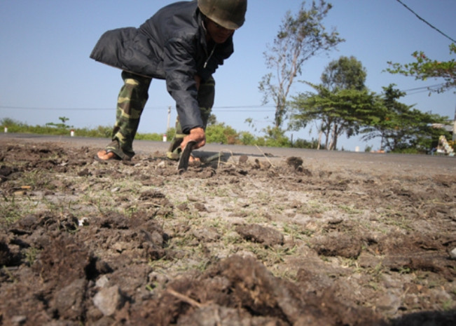 Vết bùn tại hiện trường vụ hai xe khách đấu đầu làm 11 người chết. Ảnh: Mỹ Giang