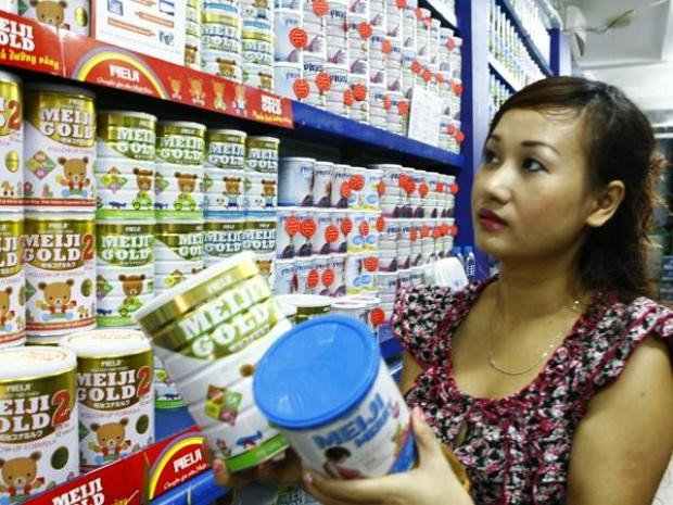 Nhiều ông bố bà mẹ đang đau đầu trước việc các hãng sữa liên tục tăng giá