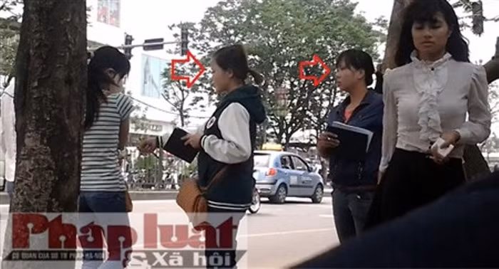 Cô gái áo kẻ ngang rụt người tránh gói tăm vì đã biết trò lừa Ảnh: Quang Khởi