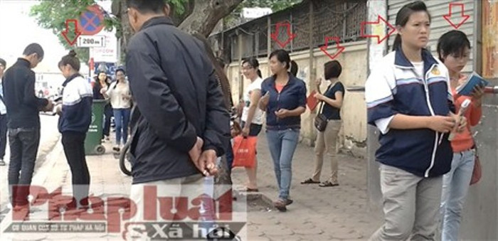 Một góc phố, cả lũ lừa đảo (mũi tên đỏ) Ảnh: Quang Khởi Một góc phố, cả lũ lừa đảo (mũi tên đỏ) Ảnh: Quang Khởi